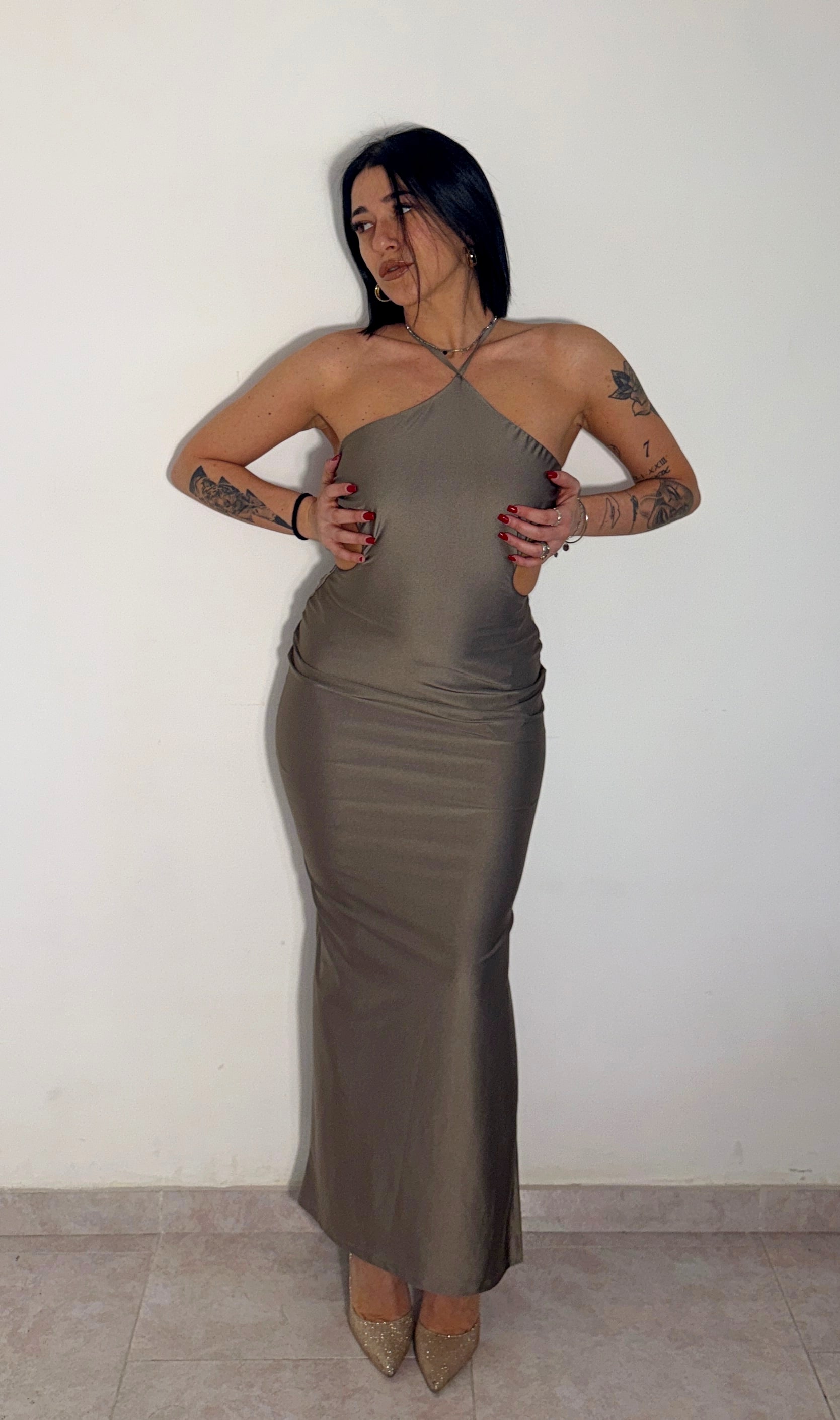 Abito lungo con scollo spalle